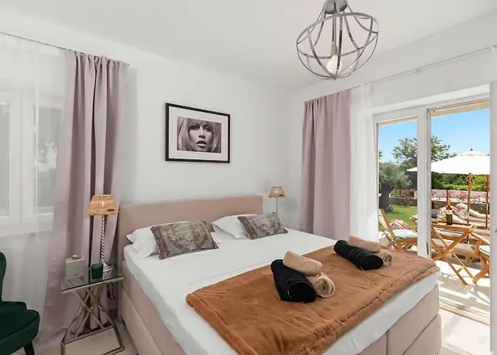 Stunning In Stanisi Holiday home Lasci