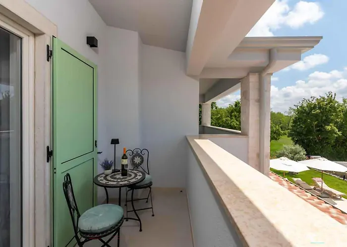 Stunning In Stanisi Lasci