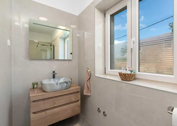 Stunning In Stanisi Lasci